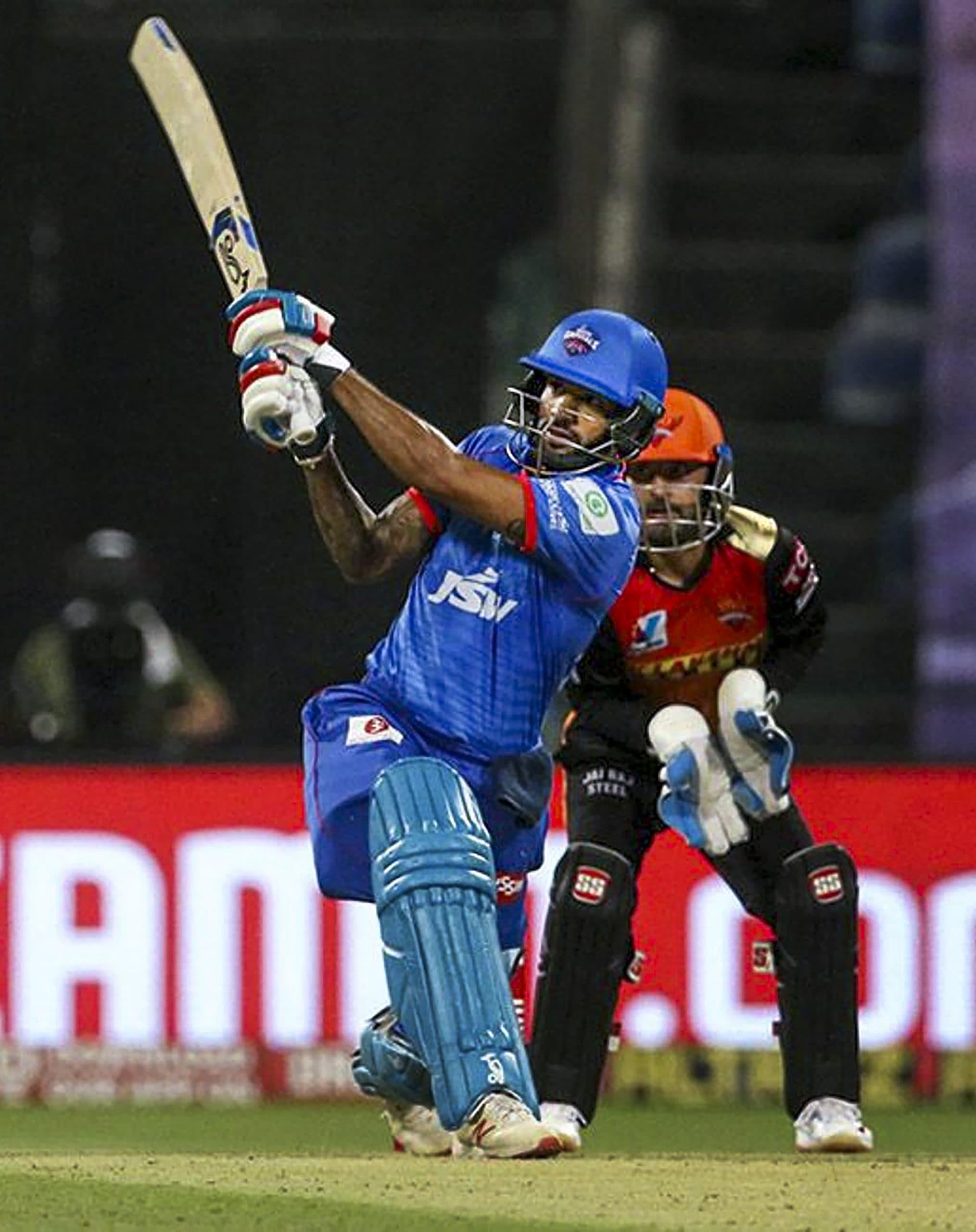 IPL 2020: केएल राहुल के हाथ से खिसका ऑरेंज कैप! शिखर धवन को बनाने हैं सिर्फ 68 रन