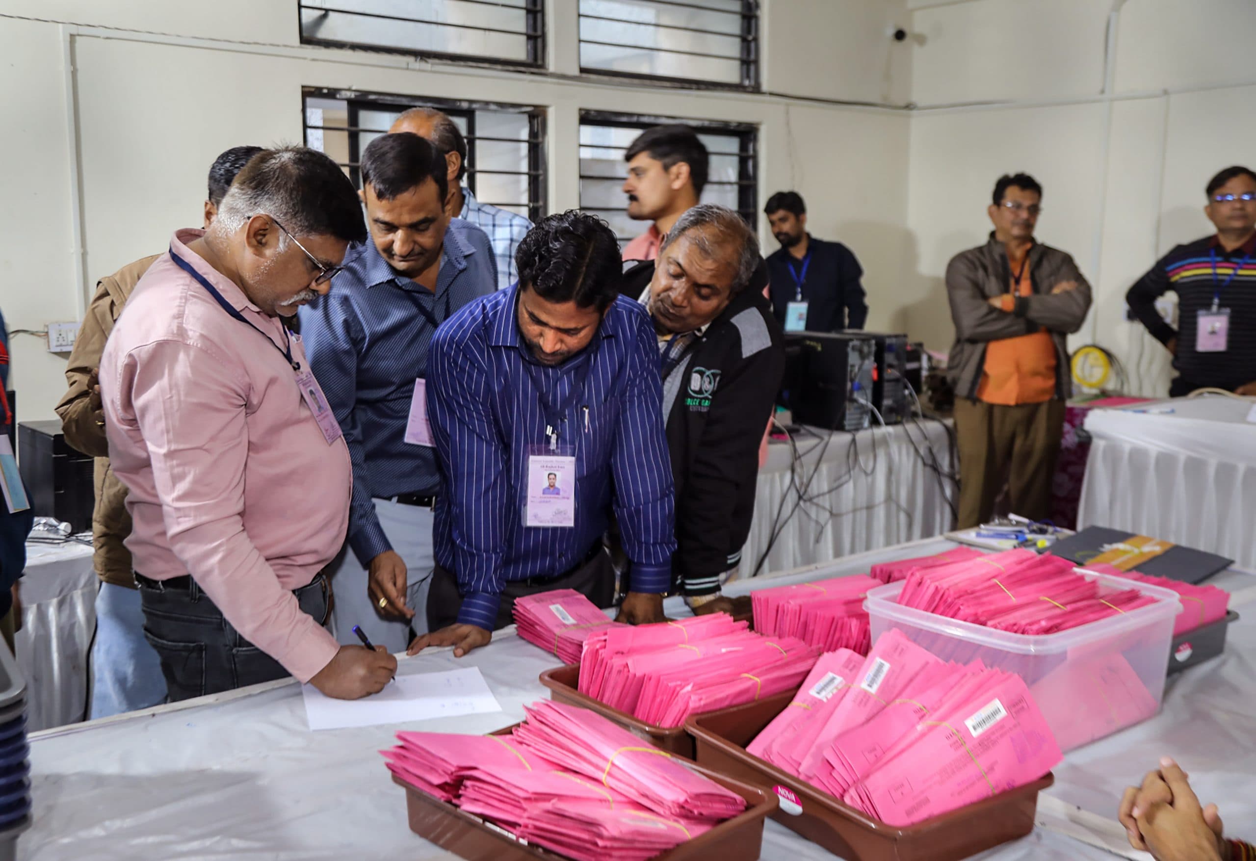 Gujarat Elections Counting: गुजरात में मतगणना जारी, जीत की ओर बीजेपी, देखें ताजा तस्वीरें