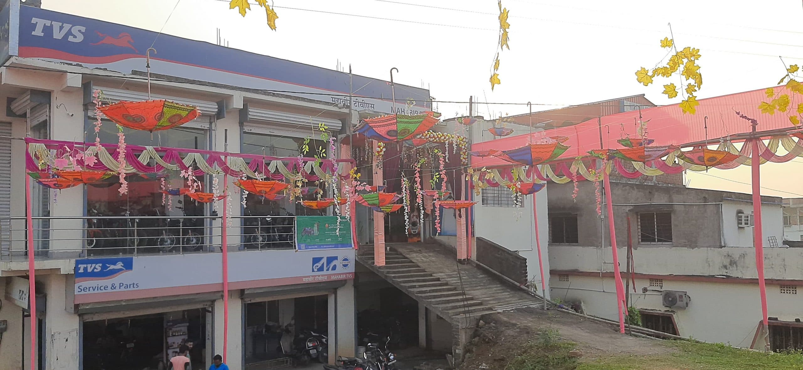 झारखंड : धनतेरस पर सजा गया बाजार, कुम्हारों को ग्राहकों का इंतजार