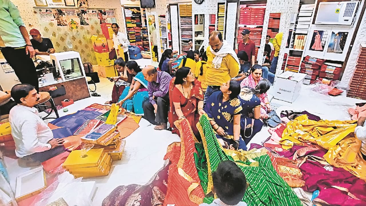 गया: वट सावित्री व्रत को लेकर एक से 10 हजार तक की साड़ियां खरीद रहीं महिलाएं, जानें मुहूर्त एवं पूजा विधि