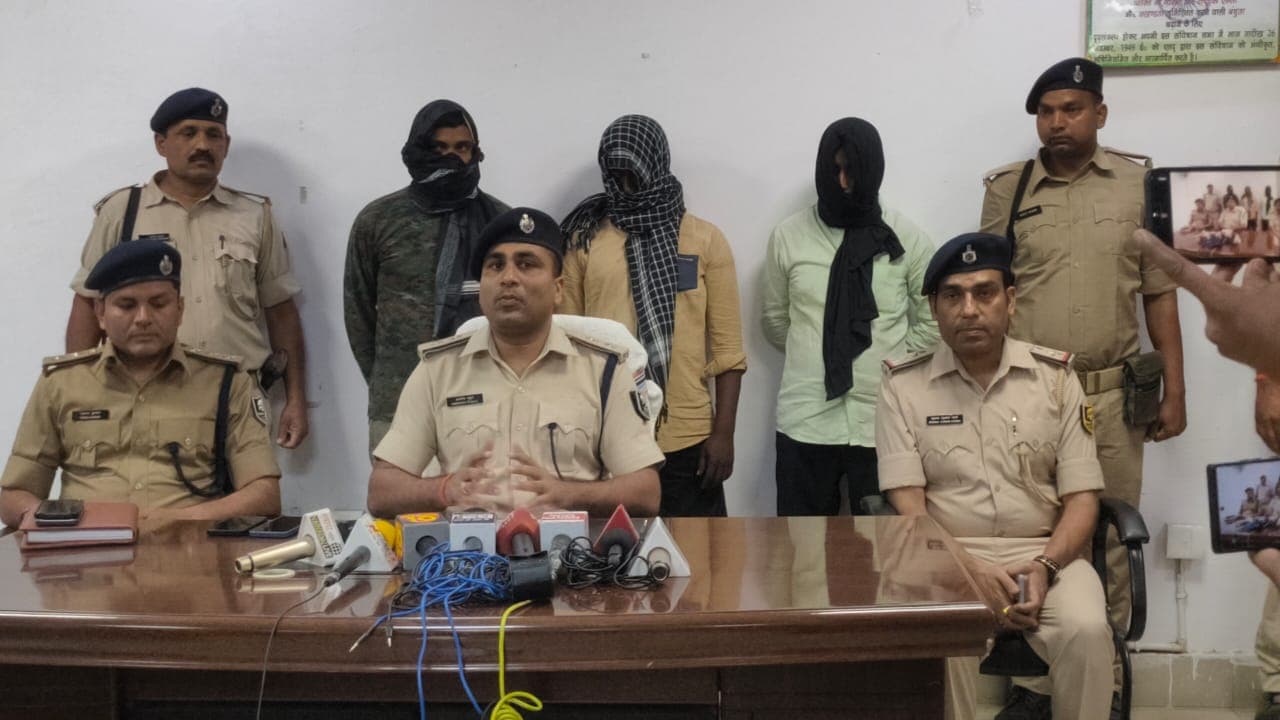 बिहार: जदयू नेता ने किया तंग तो घर में रखवा दिया बम और हथियारों का जखीरा, मुखिया का दंग करने वाला खुलासा