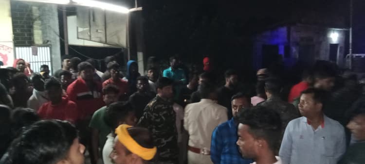 धनबाद : निरसा में सड़क पार कर रहे युवक को कंटेनर ने कुचला, विरोध में सड़क जाम