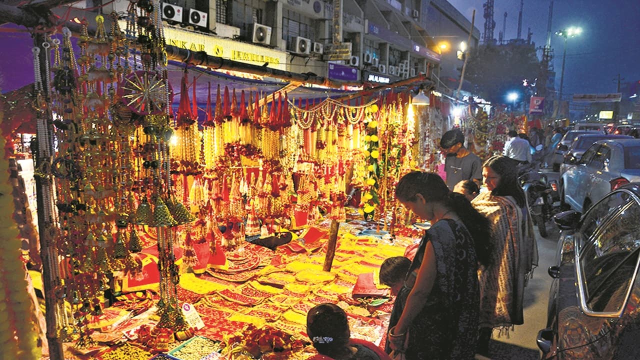 बिहार: दिवाली और धनतेरस से पहले सजा बाजार, लोगों की जुटी भीड़, खरीददारी की देखिए तस्वीरें