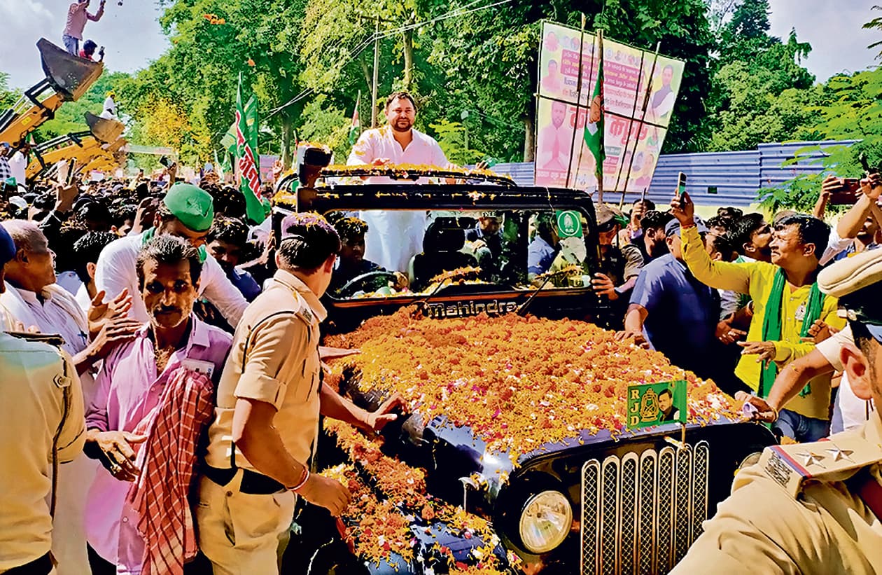 PHOTOS: सहरसा में तेजस्वी यादव को देखने उमड़ी भीड़, चांदी के मुकुट से स्वागत, बरसाए गए फूल..