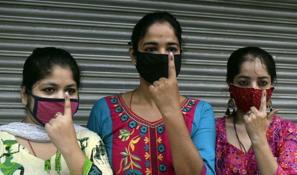 UP Election 2022: अमिताभ के लिए कानपुर की सड़कों पर उतरी अमीषा पटेल, ‘कहो ना प्यार है’ का गाना भी गाया