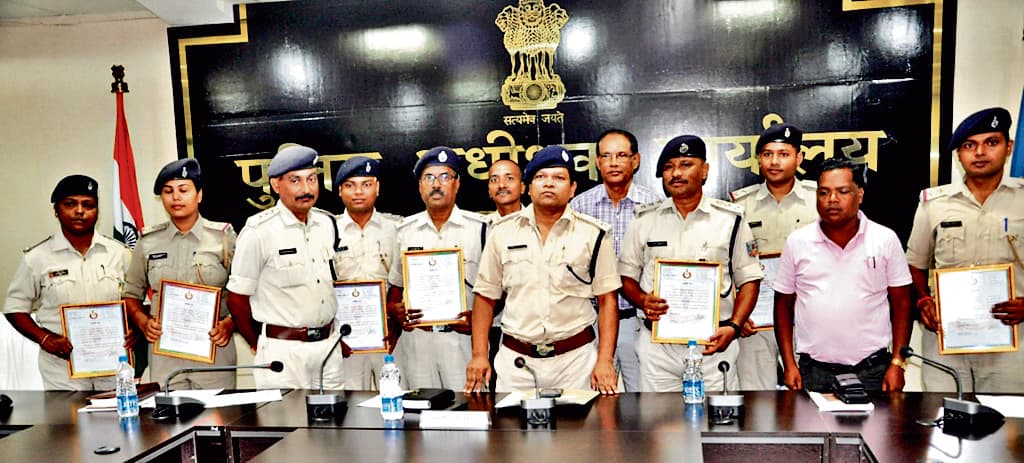 Jharkhand: दुष्कर्म के आरोपियों को दो सप्ताह में सजा दिलाने वाले दुमका के पुलिस पदाधिकारी हुए सम्मानित