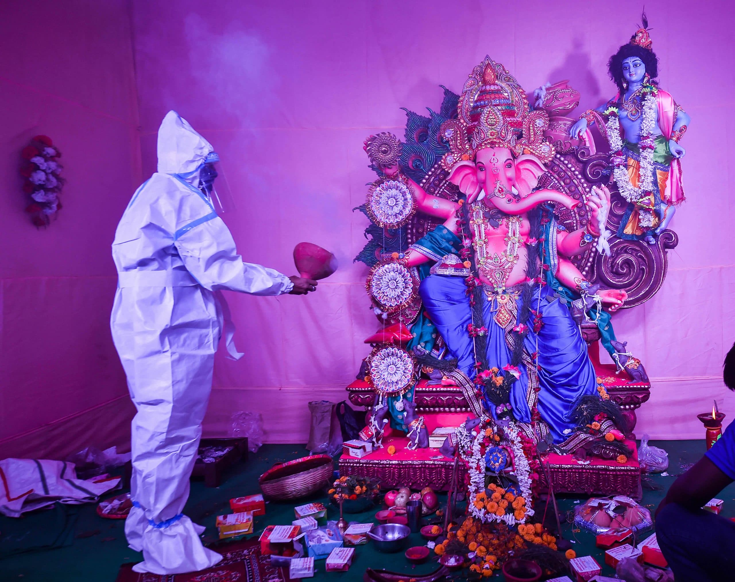 PPE किट में हुई गणपति की आरती, राफेल के साथ भी दिखे बप्पा, कैमरे की नज़र से देखिए देशभर में कैसे हुई गणेश पूजा