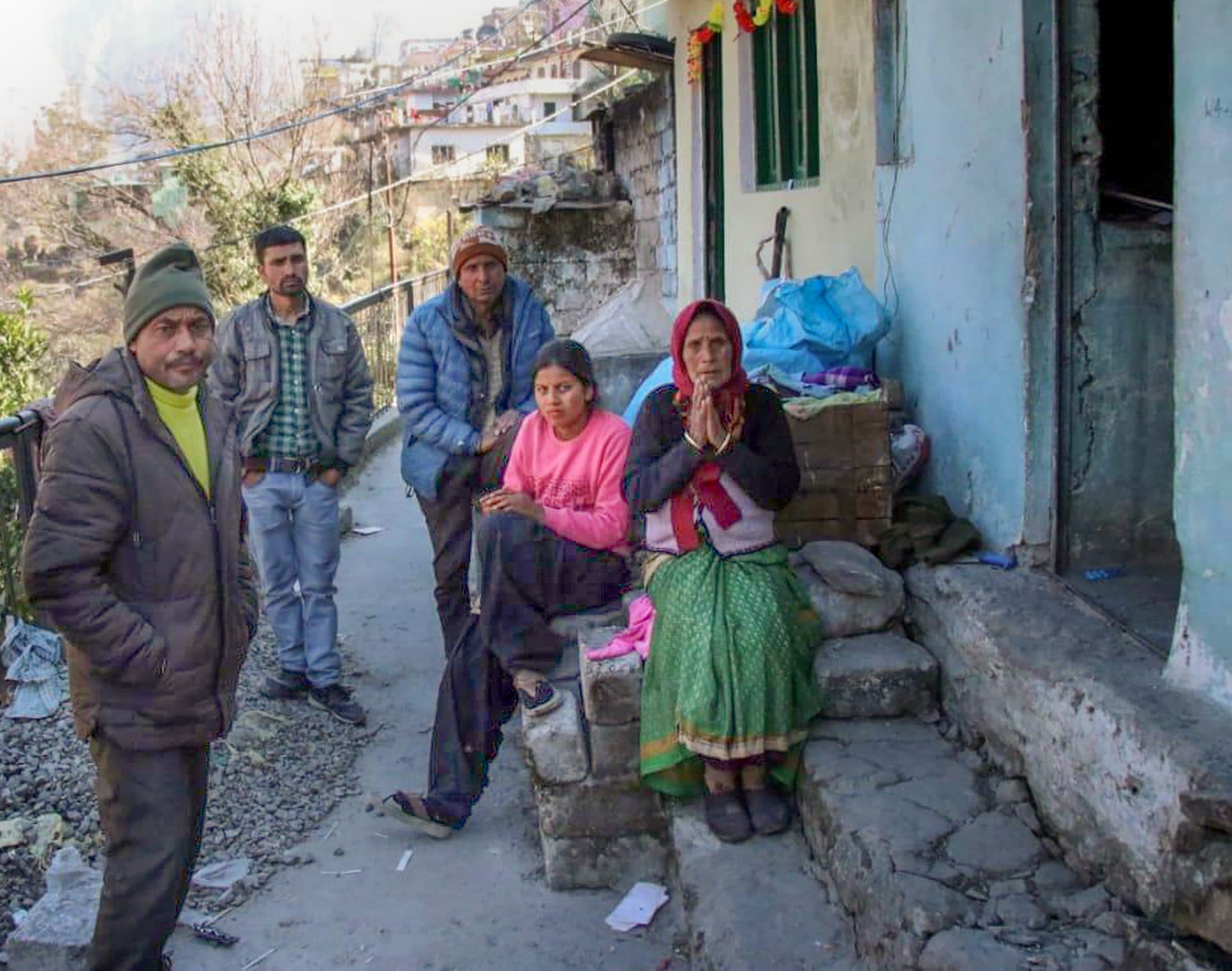 जोशीमठ आपदा: 68 और घरों में दरारें, एक-एक पल भारी, असुरक्षित भवनों को गिराने का काम शुरू