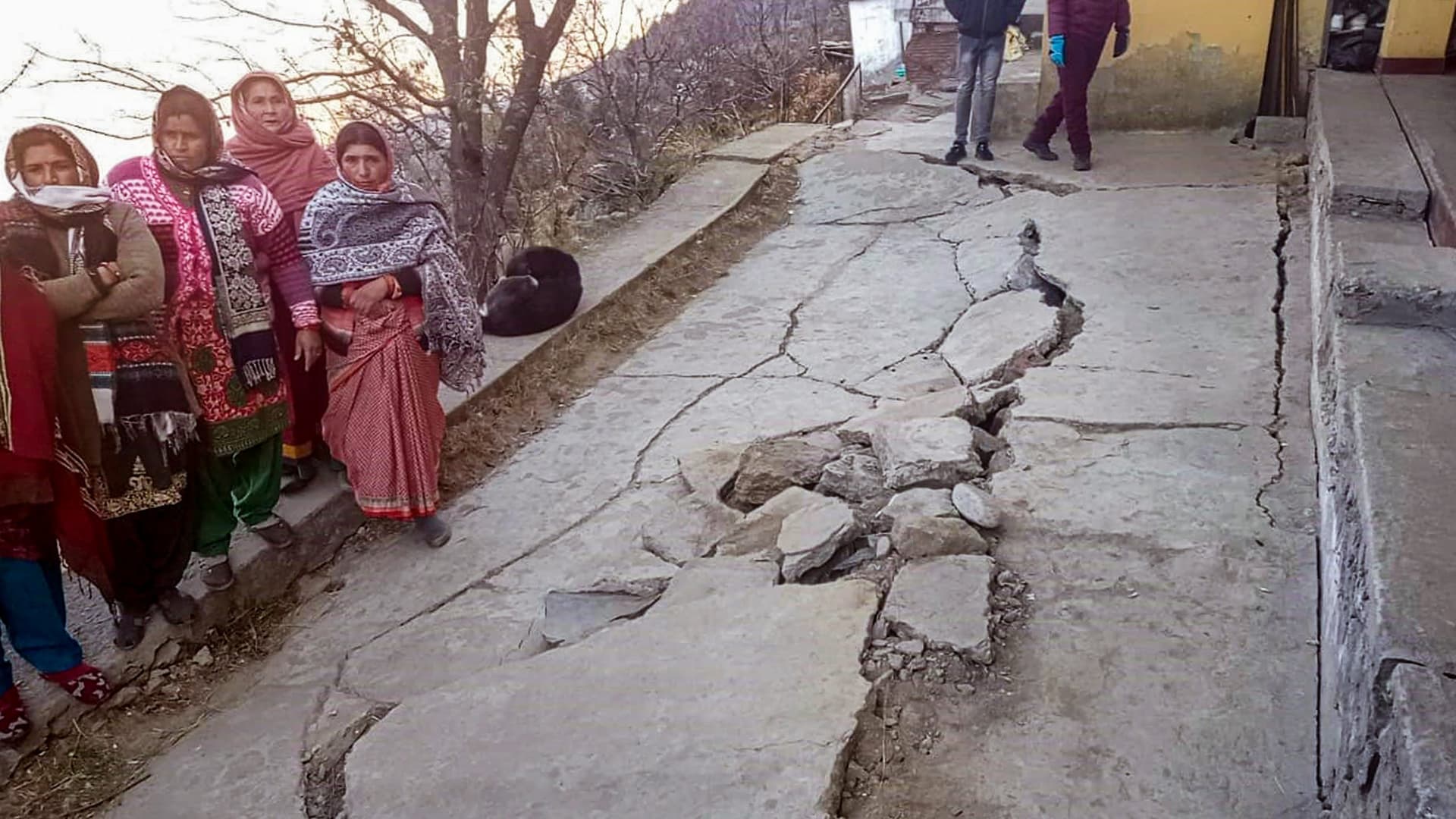 Joshimath: जोशीमठ में आपदा का कारक कौन? NTPC परियोजना की भूमिका की होगी जांच, जानें पूरा मामला