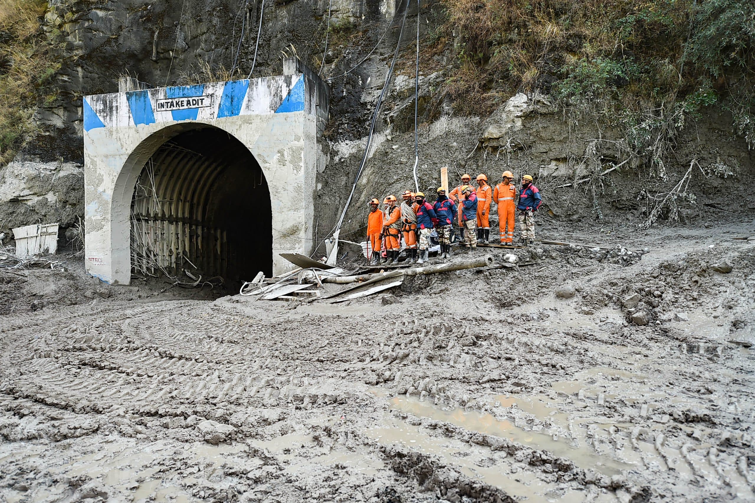 Uttarakhand Tragedy: चमोली हादसे में अब तक 32 शव बरामद, 197 लोग लापता, रेस्क्यू के लिए मरीन कमांडो का दल पहुंचा