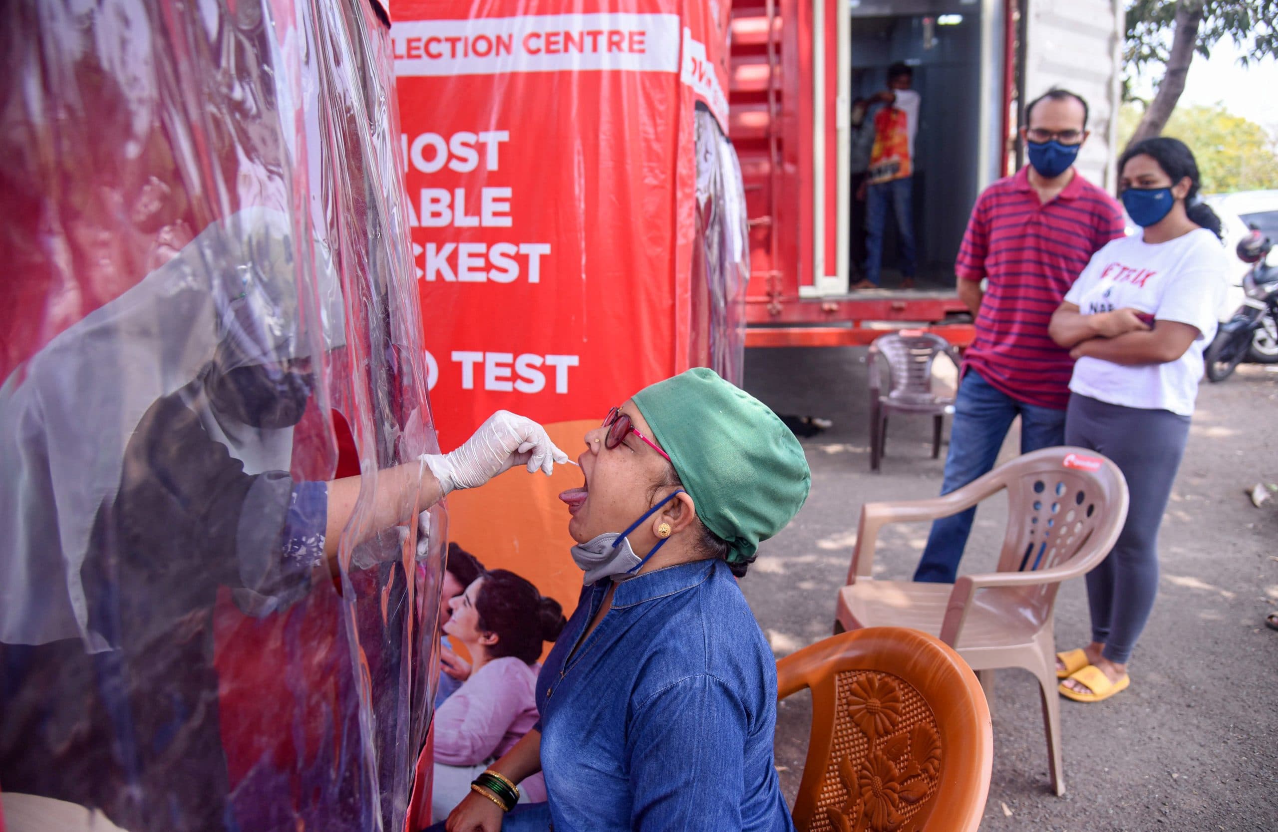 कोरोना की दूसरी लहर से प्रभावितों में 45 साल  से कम के अधिक लोग, कब शुरू हो होगा सबके लिए टीका उत्सव ?