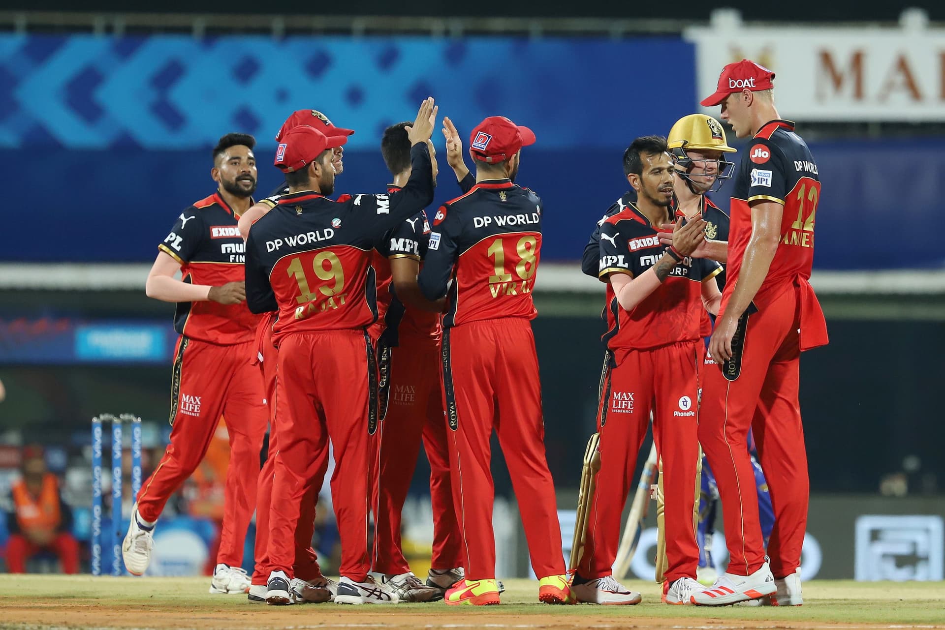 VIVO IPL 2021, RCB vs KKR LIVE Score Streaming : कोहली सेना ने लगायी जीत की हैट्रिक, केकेआर पर भारी पड़े मैक्सवेल और डिविलियर्स