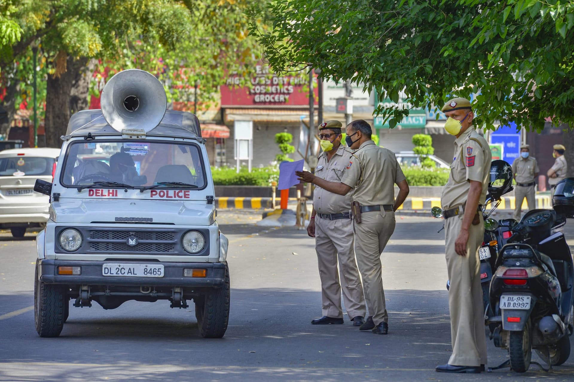 Eid al Adha : समय से ड्यूटी पर नहीं पहुंचने वाले 36 पुलिसकर्मी सस्पेंड, दिल्ली में शांति से मनी बकरीद