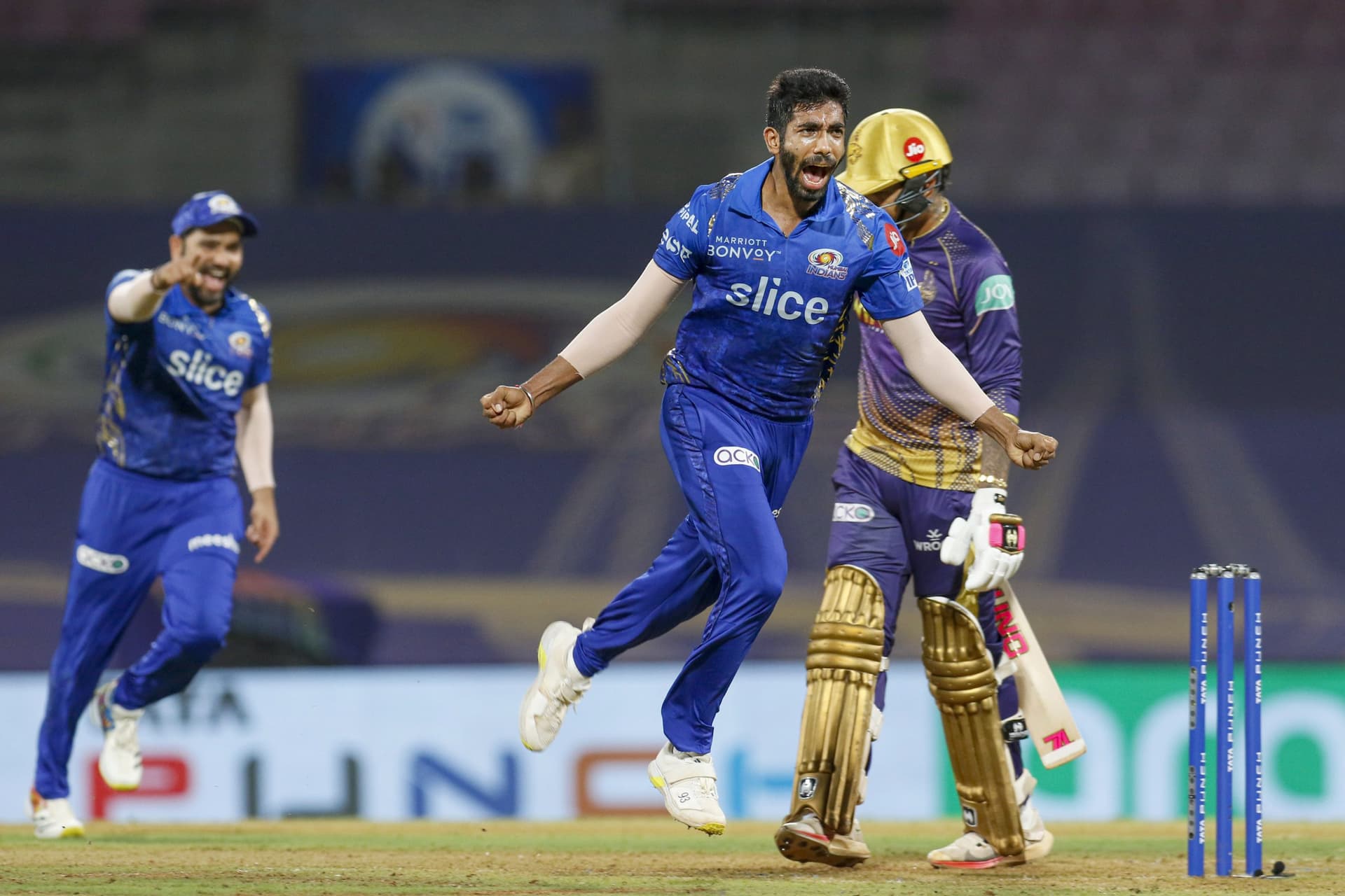 IPL 2022: ‘My Husband is Fire’, जसप्रीत बुमराह के पांच विकेट चटकाने पर आया पत्नी संजना गणेशन का रिएक्शन