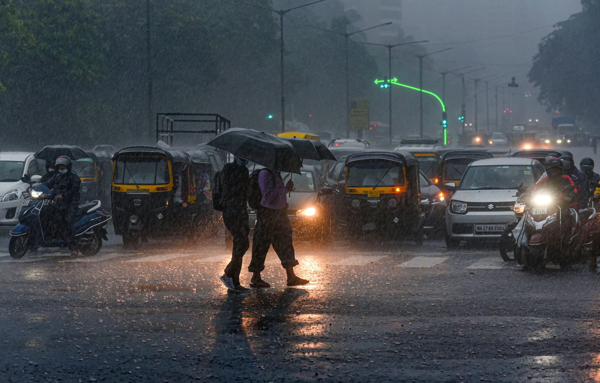 Weather Forecast Today UPDATES : अगले 48 घंटे में बिहार पहुंचेगा मानसून,पूरे प्रदेश में वज्रपात की आशंका, अगले दो घंटे में होगी यूपी और हरियाणा में बारिश