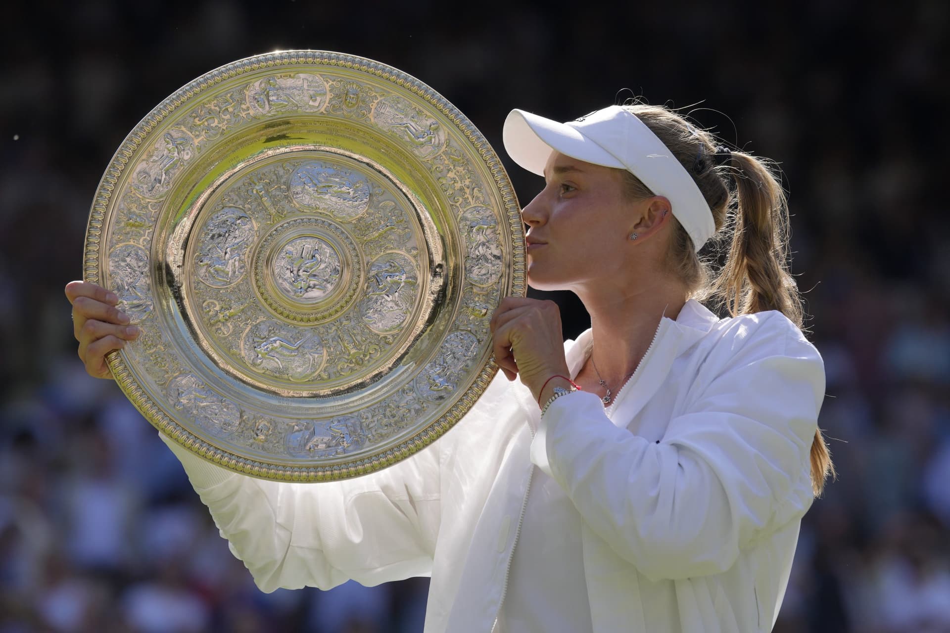 Wimbledon 2022: एलेना रिबाकिना ने ओन्स जाबेर को हराकर जीता करियर का पहला ग्रैंडस्लैम खिताब