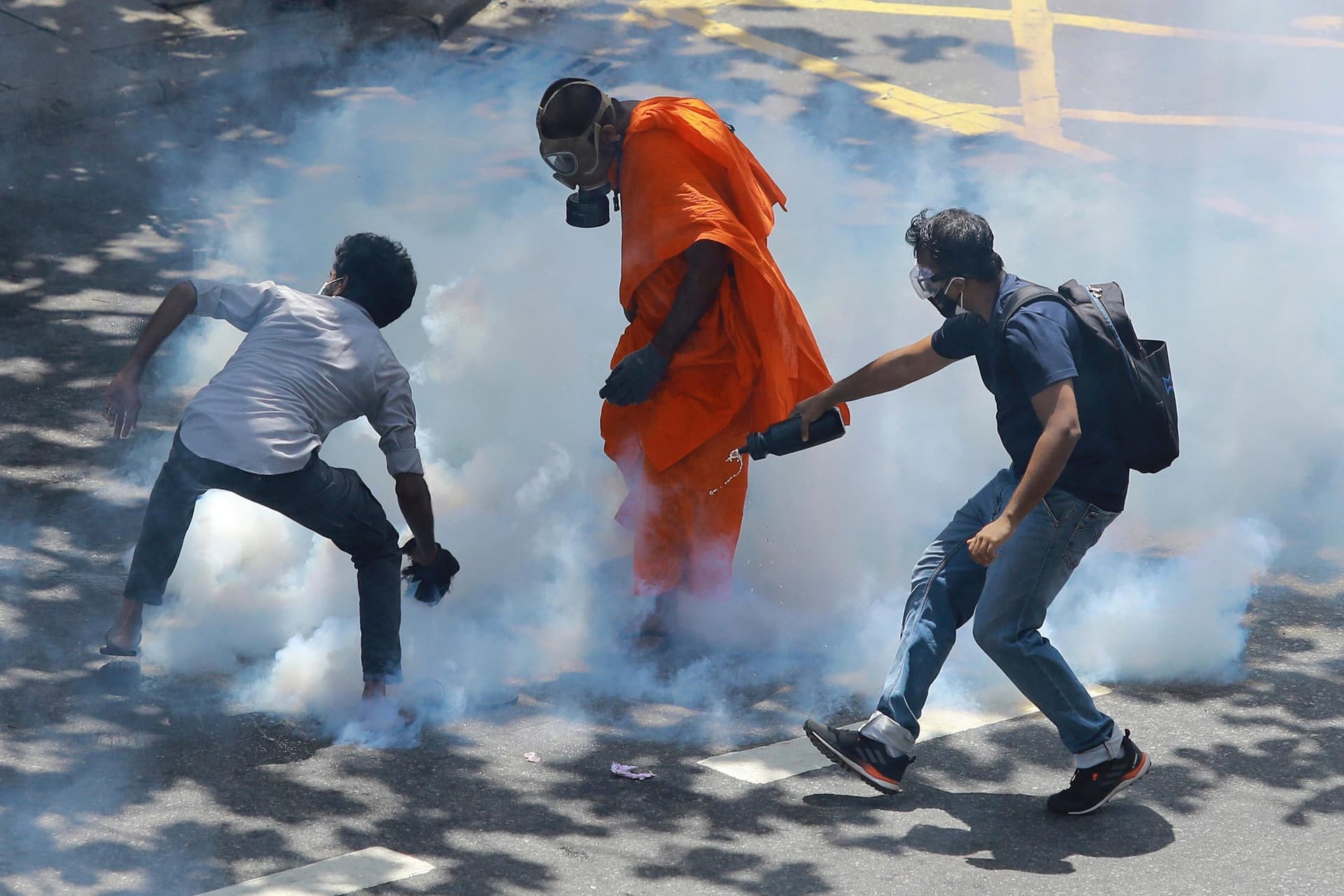 Sri Lanka Crisis: श्रीलंका में इमरजेंसी, राष्ट्रीय टीवी चैनल का प्रसारण बंद, फायरिंग, जानें ताजा हालात