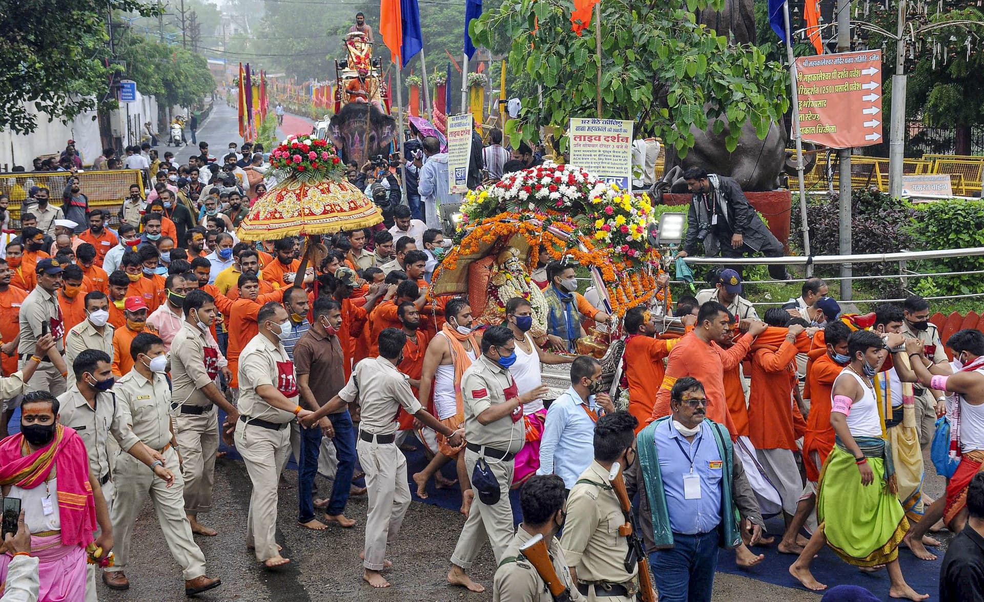 Ruckus at Mahakal: महाकाल मंदिर में जोरदार हंगामा,देर से हुई भस्म आरती,कैलाश विजयवर्गीय हंगामे की वजह जानें...