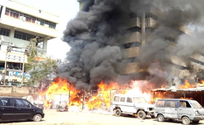 Fire News : अहमदाबाद के साणंद अद्यौगिक एरिया में लगी भीषण आग, मौके पर फायर ब्रिगेड की 25 गाड़ी
