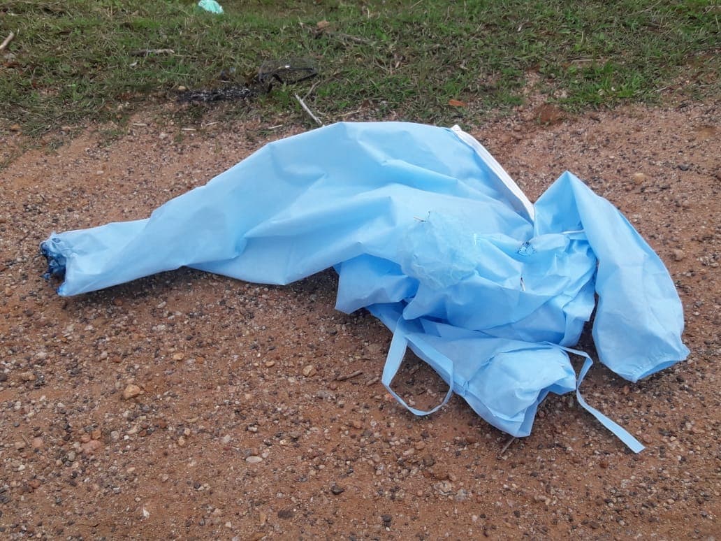 सड़क पर पीपीई किट मिलने से लोगों में दहशत, प्रशासन पर लापरवाही का आरोप