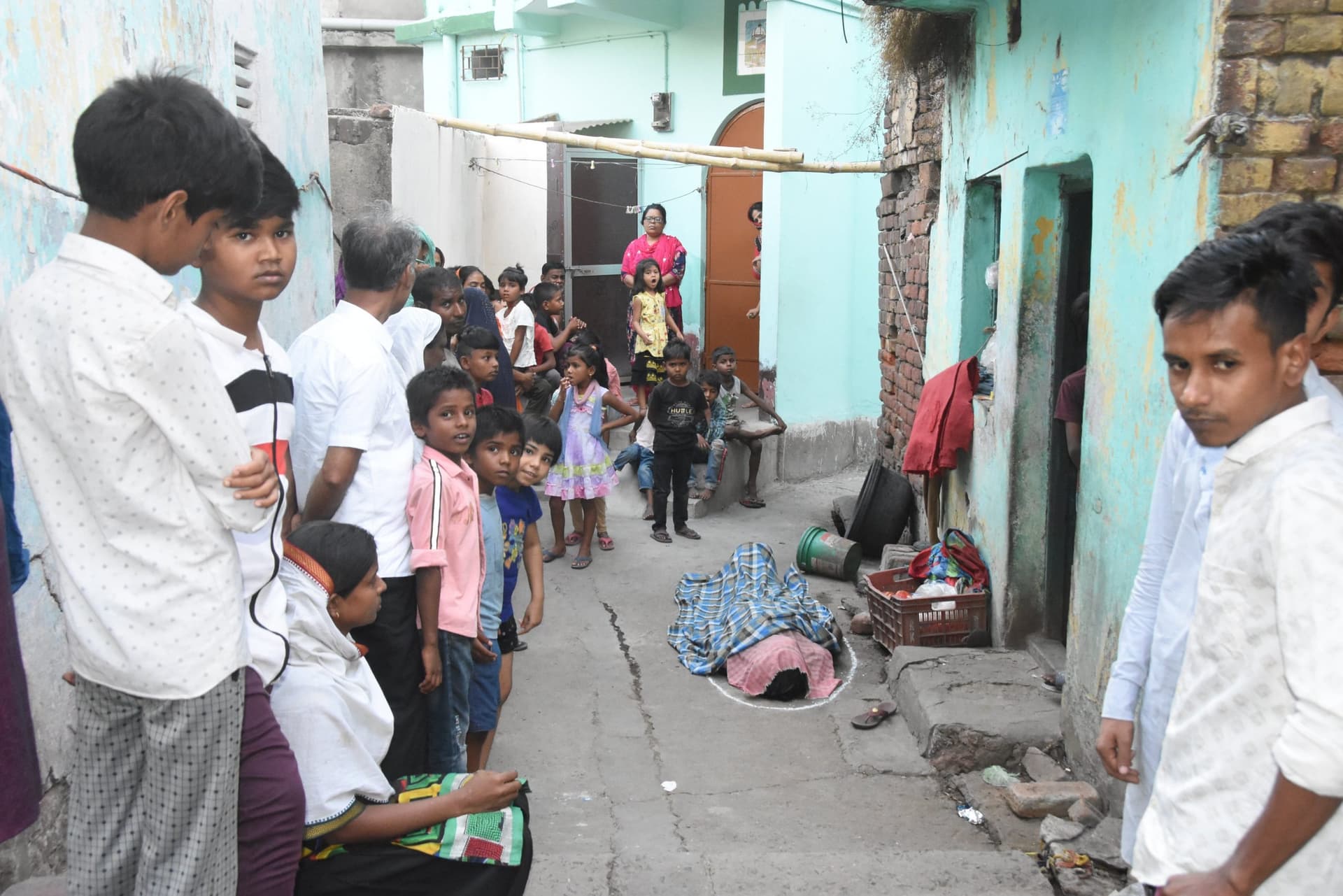 झारखंड: घर के बाहर मिला युवक का शव, जमीन विवाद में हत्या की आशंका, मौसा समेत 2 हिरासत में