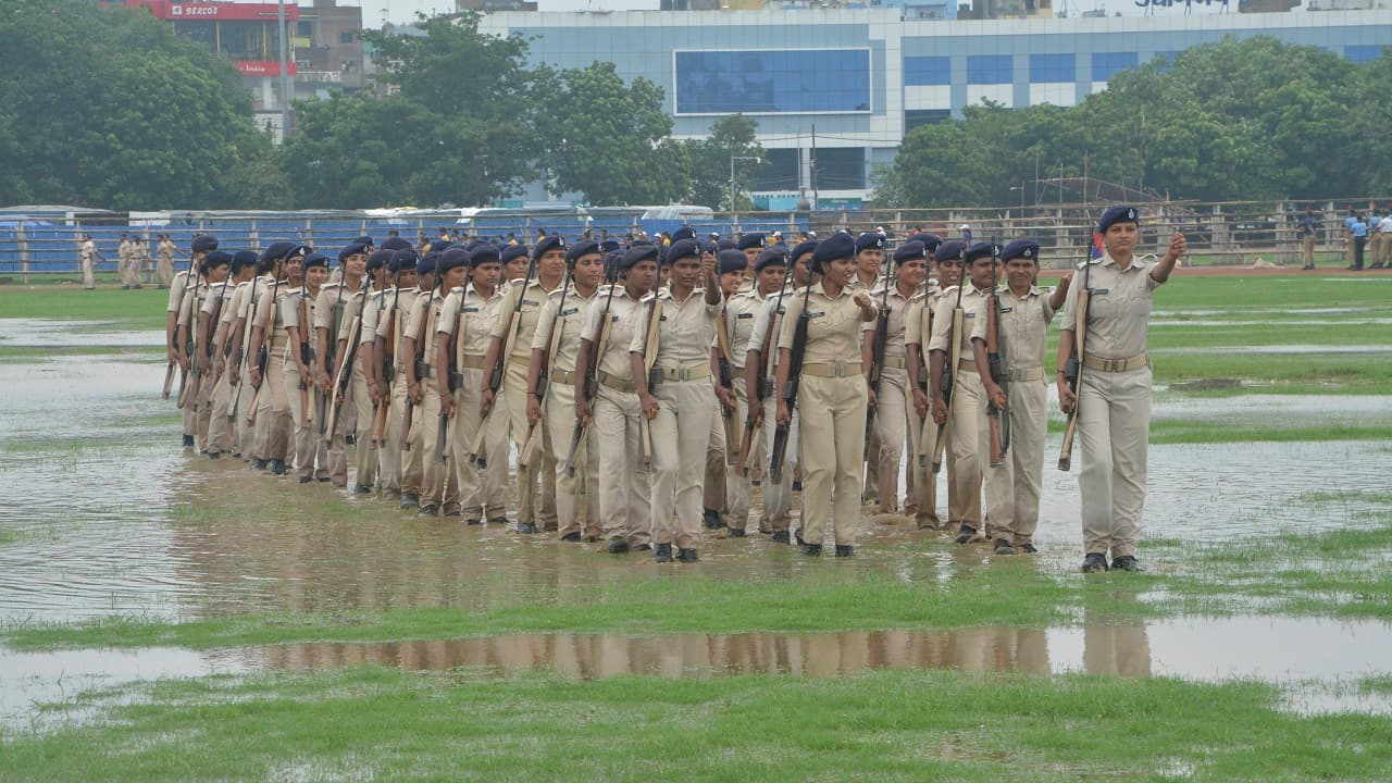 बिहार: गांधी मैदान में बारिश के बाद स्वतंत्रता दिवस के परेड की तैयारी, 17 टुकड़ियां शामिल, देखें तस्वीरें
