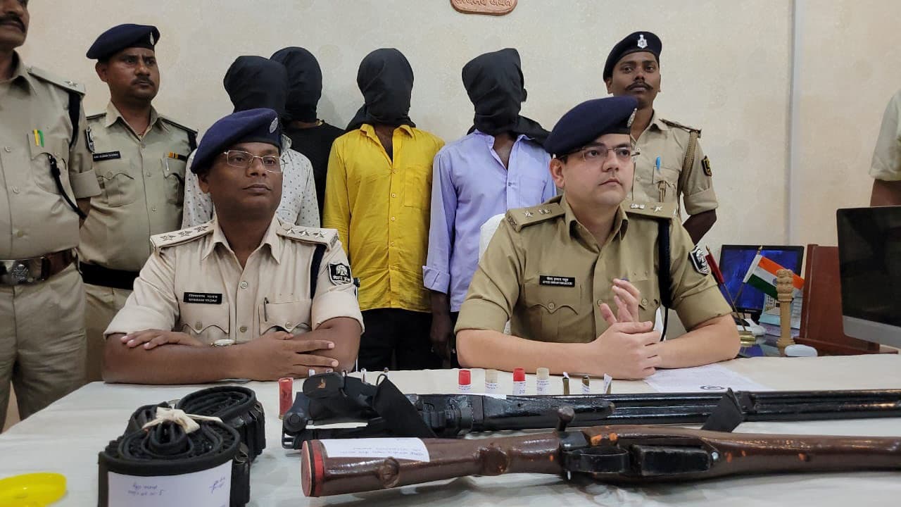 पटना: सड़क जाम मामले में फरार आरोपी की तलाश में गई पुलिस को मिला हथियारों का जखीरा, पिता-पुत्र समेत 4 गिरफ्तार
