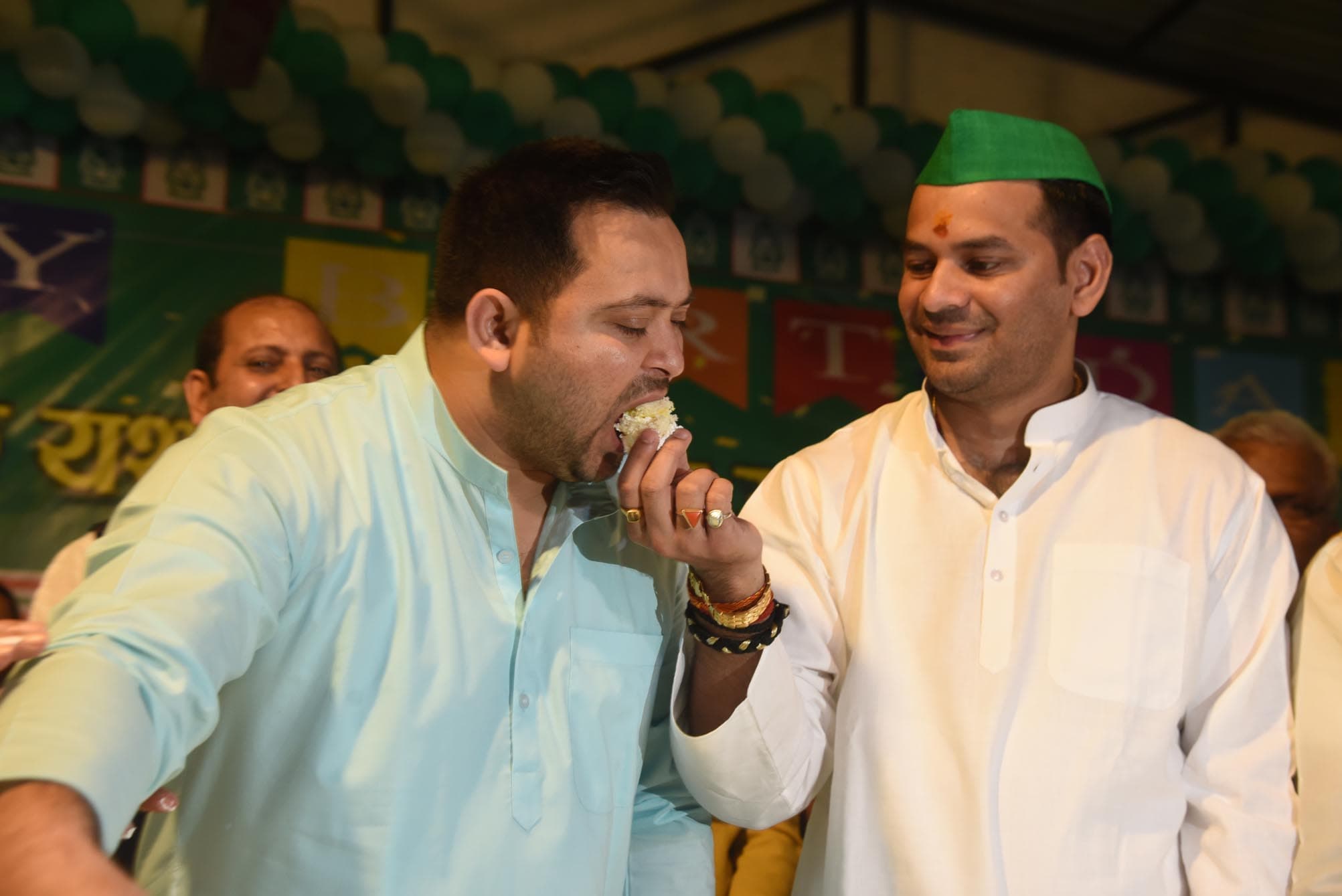 PHOTOS: हैप्पी बर्थडे की आवाज से गूंजा राजद कार्यालय, तेजस्वी यादव ने भाई तेजप्रताप को खिलाया केक