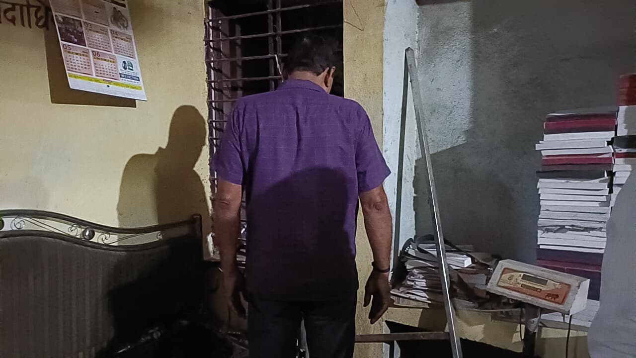 पटना सिविल सर्जन कार्यालय के कमरे में चल रही थी शराब पार्टी, पुलिस ने रात 9 बजे मारी रेड, जानिए फिर क्या हुआ..