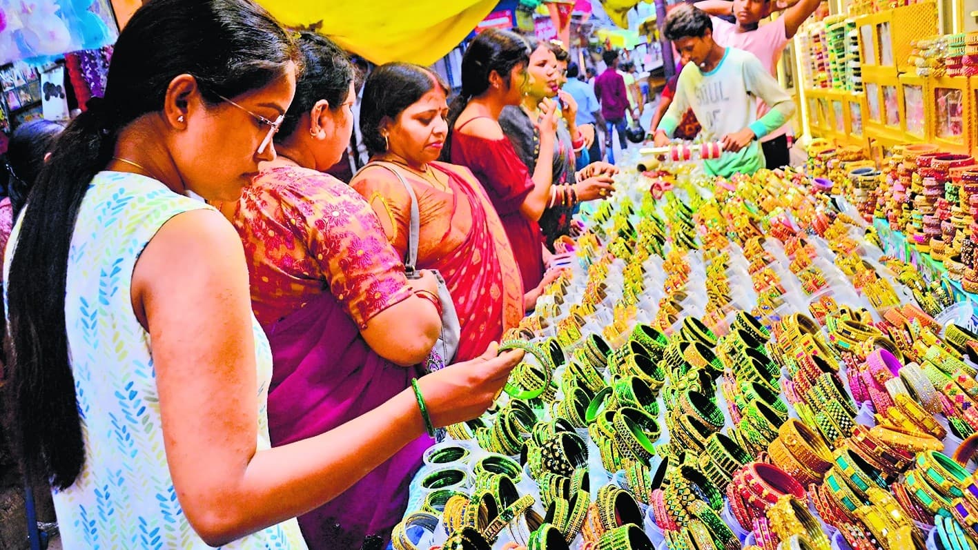 सावन की पहली सोमवारी आज, 16 श्रृंगार का सामान खरीदने के लिए उमड़ी महिलाओं की भीड़, जानें महत्व और मान्यताएं
