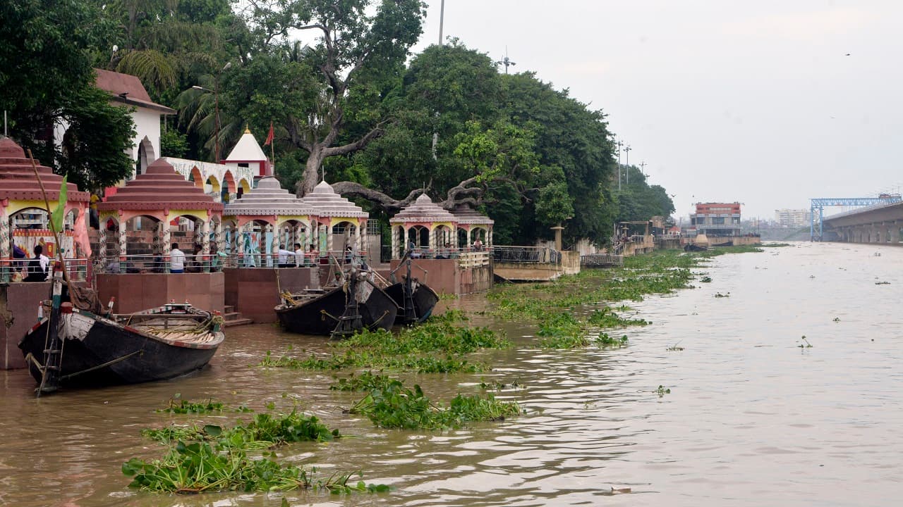 बिहार: खतरे के निशान के करीब पहुंची गंगा, सीढ़ियों तक पहुंचा पानी, देखें तस्वीरें