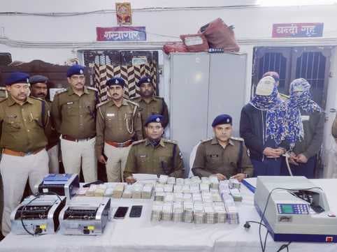 बिहारः रक्सौल में हवाला कारोबारी के कार्यालय से 85 लाख से अधिक जब्त, दो गिरफ्तार...