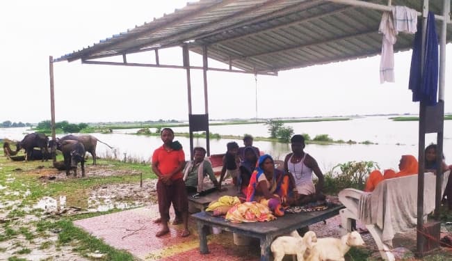 Bihar Flood 2020: सड़कों और बांधों पर सिसक रही हजारों जिंदगी, दर्जनों गांव बाढ़ की चपेट में