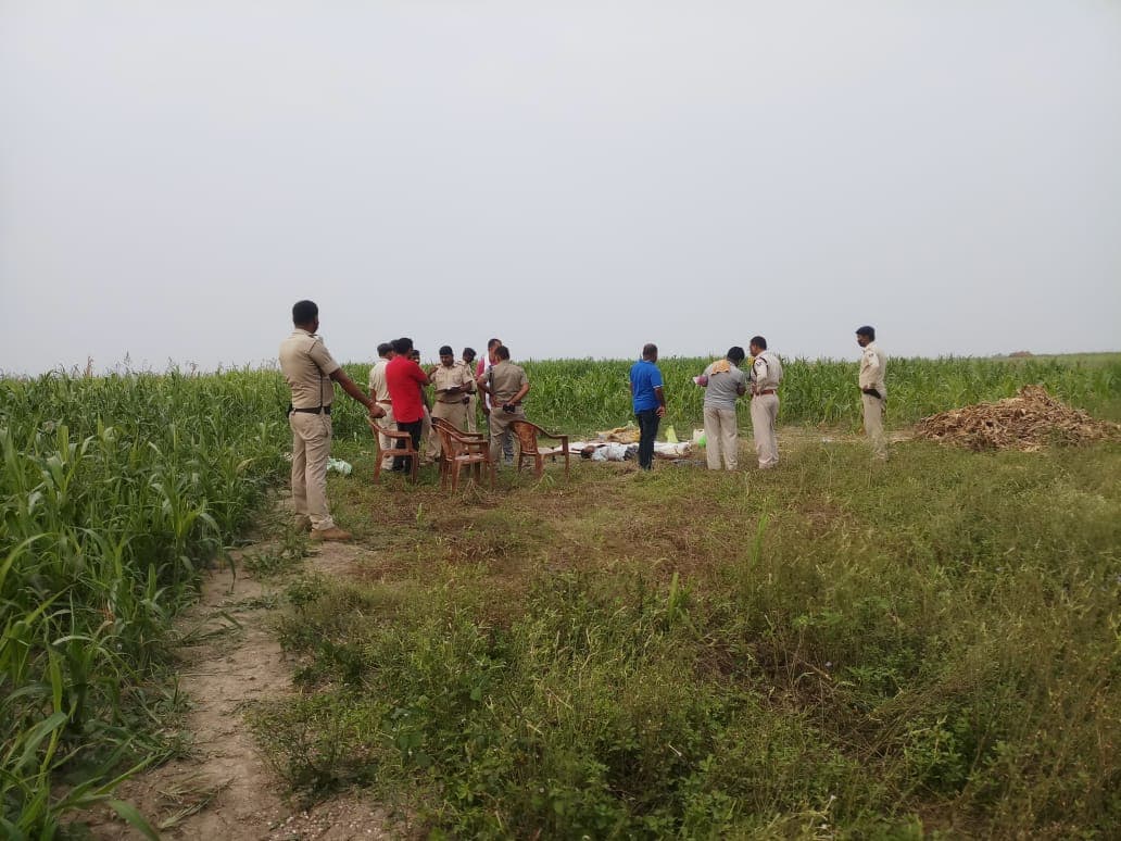 Hapur News: रुपयों के विवाद में 3 दोस्तों ने की हत्या, शव के 50 टुकड़े कर उसे टोल प्लाजा के पास किया दफन