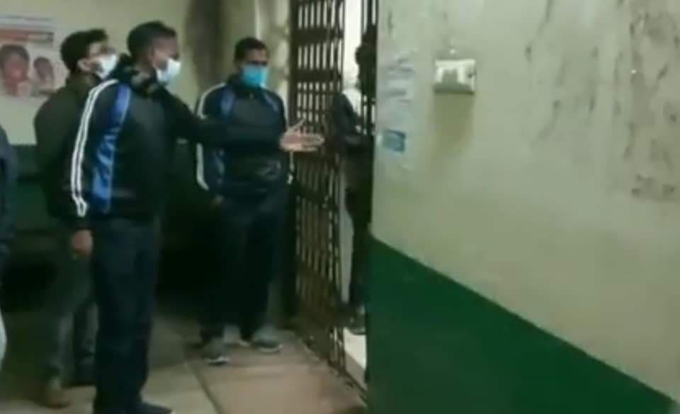 बर्दवान में  बैंक खुलते ही बंदूक की नोंक पर लाखों की लूट