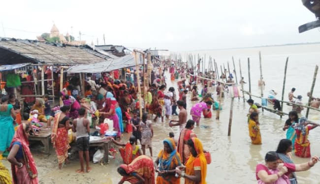 पहली सोमवारी पर 40 हजार से अधिक श्रद्धालुओं ने किया गंगास्नान, गंगाजल लेकर कई कांवरिया बाबाधाम हुए रवाना