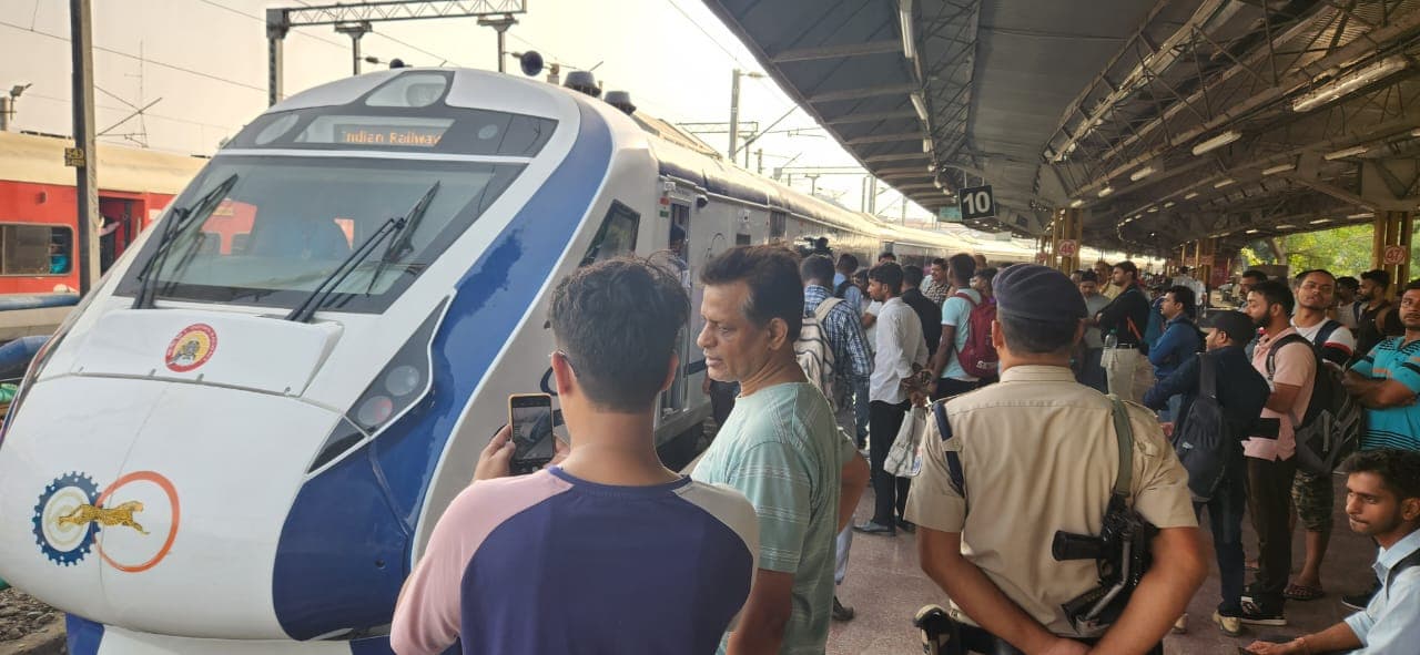 ट्रायल रन: पटना से रांची के लिए रवाना की गयी वंदे भारत एक्सप्रेस, 6 घंटों में छह स्टेशनों पर रुकेगी ट्रेन