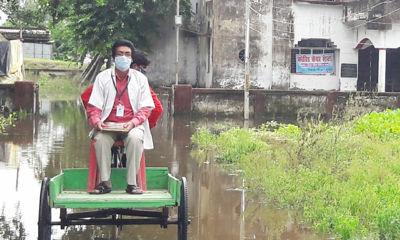 बारिश के बाद कोविड केयर सेंटर में लगा घुटना भर पानी, ठेले के सहारे आते-जाते हैं डॉक्टर-नर्स