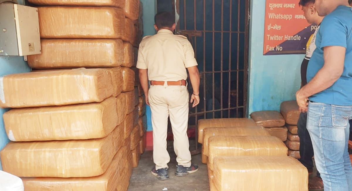 Katihar: अगरतला से बांस लदे ट्रक से एक करोड़ से अधिक का गांजा बरामद, भागलपुर के तस्कर समेत पांच गिरफ्तार