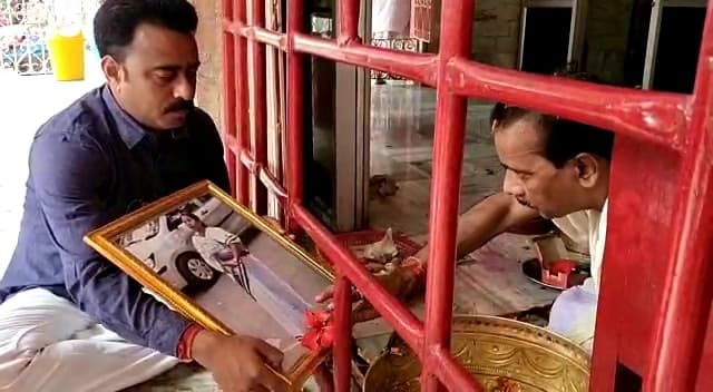 West Bengal Election 2021: ममता की तस्वीर पर चढ़ा दिया मां काली को अर्पित फूल, सोशल मीडिया पर बवाल, निशाने पर दीदी