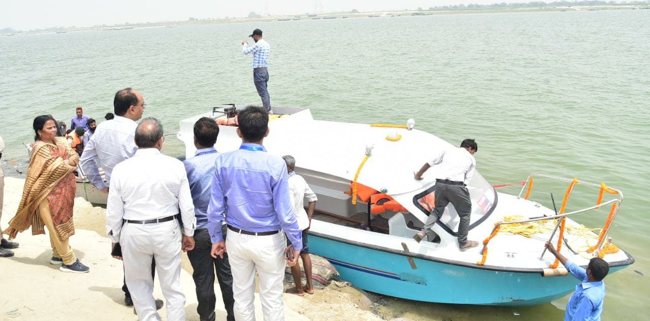 शराब माफियाओं को पकड़ने को पटना प्रशासन ने गंगा में उतारा हाइटेक बोट, ड्रोन लैंडिंग की भी सुविधा