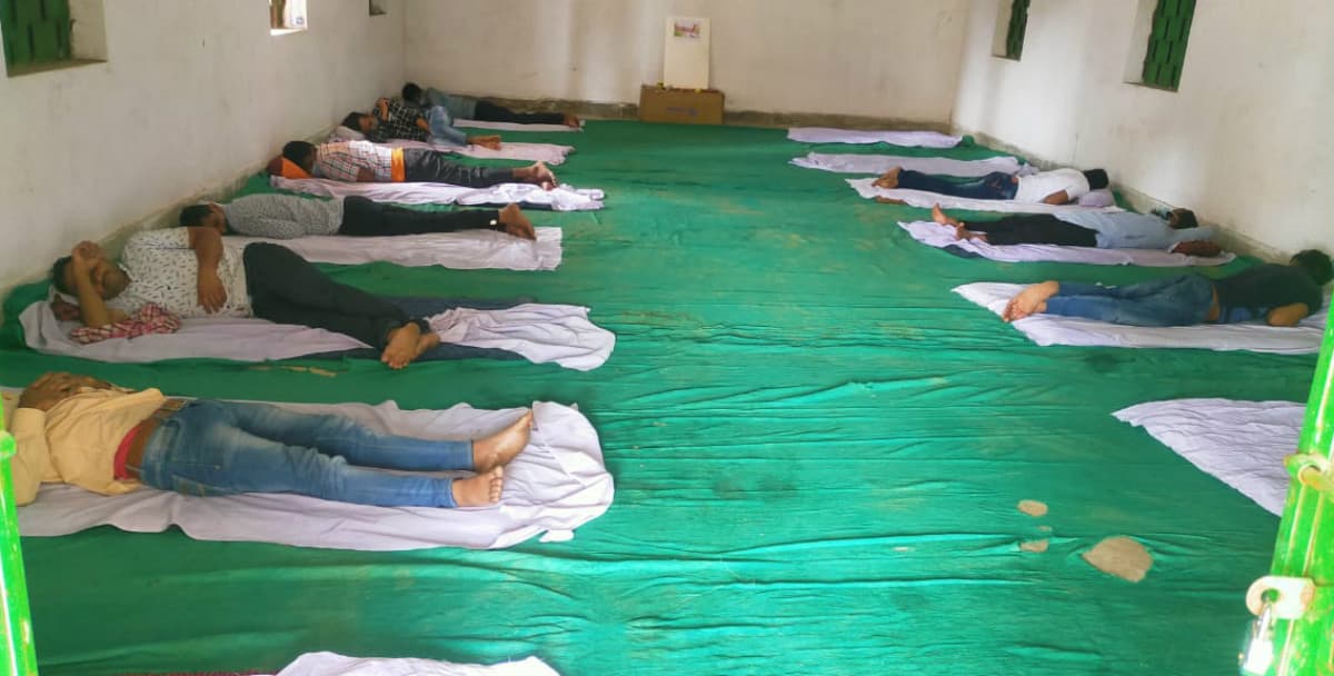 कोरोना का डर : मजदूर बेटे के हाथ से मां ने नहीं लिए पैसे, घर में घुसने भी नहीं दिया