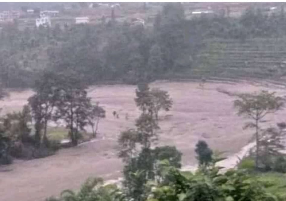 नेपाल बाढ़: पांच दर्जन लापता लोगों मे से 7 की मौत, छत पर फंसे लोगों को हेलीकॉप्टर से बचाये जाने की कोशिश जारी