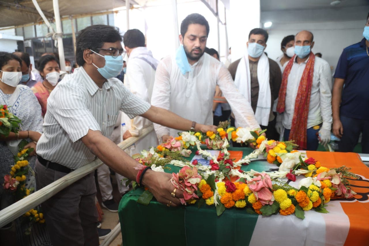 राजेंद्र सिंह के अंतिम दर्शन के लिए उमड़ी भीड़, मुख्यमंत्री हेमंत सोरेन के साथ शिबू सोरेन भी पहुंचे