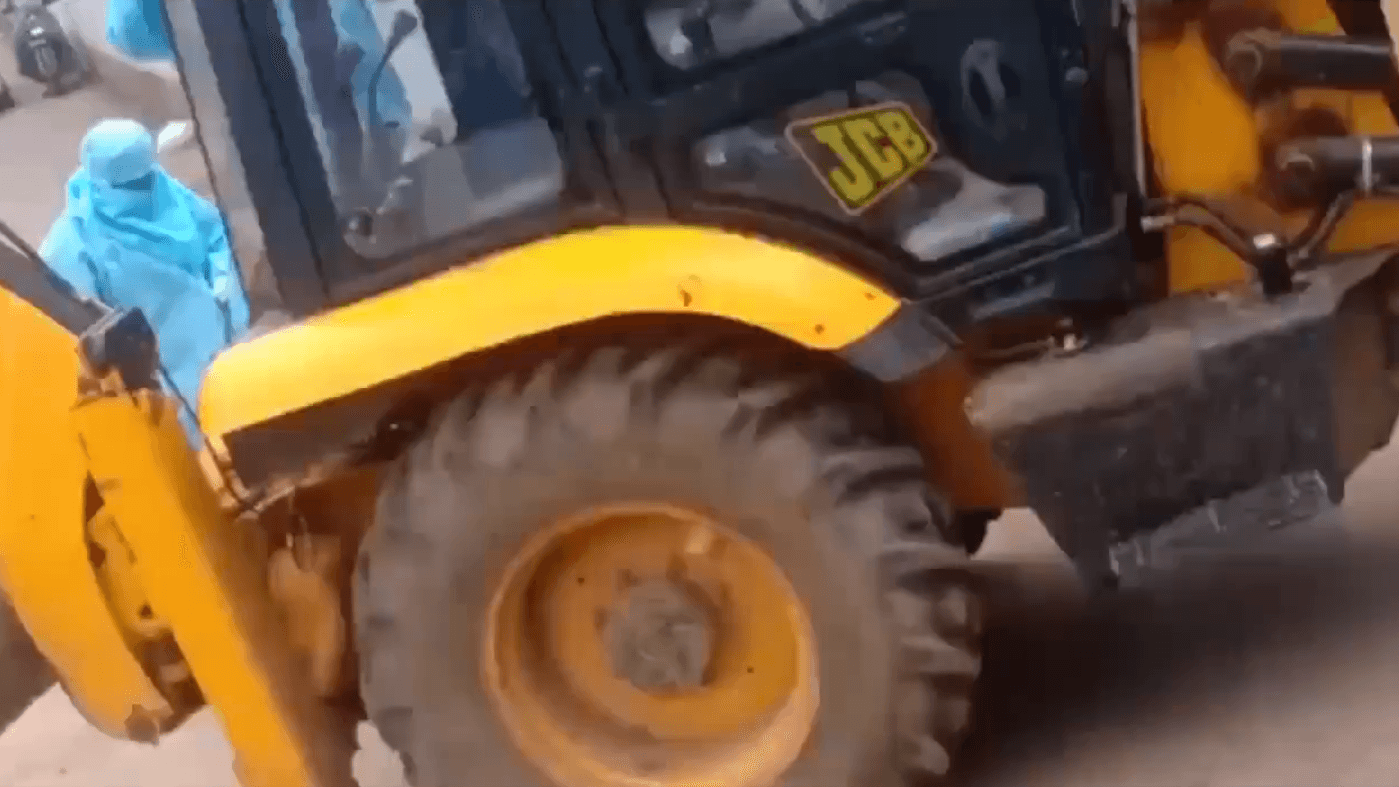 Corona का डर : ..जब जेसीबी में डाला शव और ले गए श्मशान घाट, वीडियो वायरल होने के बाद दो पर गिरी गाज