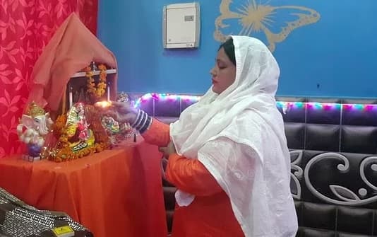 Navratri 2023 : परिवार को जिंदा जलाने की धमकी मिलने के बाद भी मुस्लिम महिला ने घर में स्थापित की देवी मूर्ति