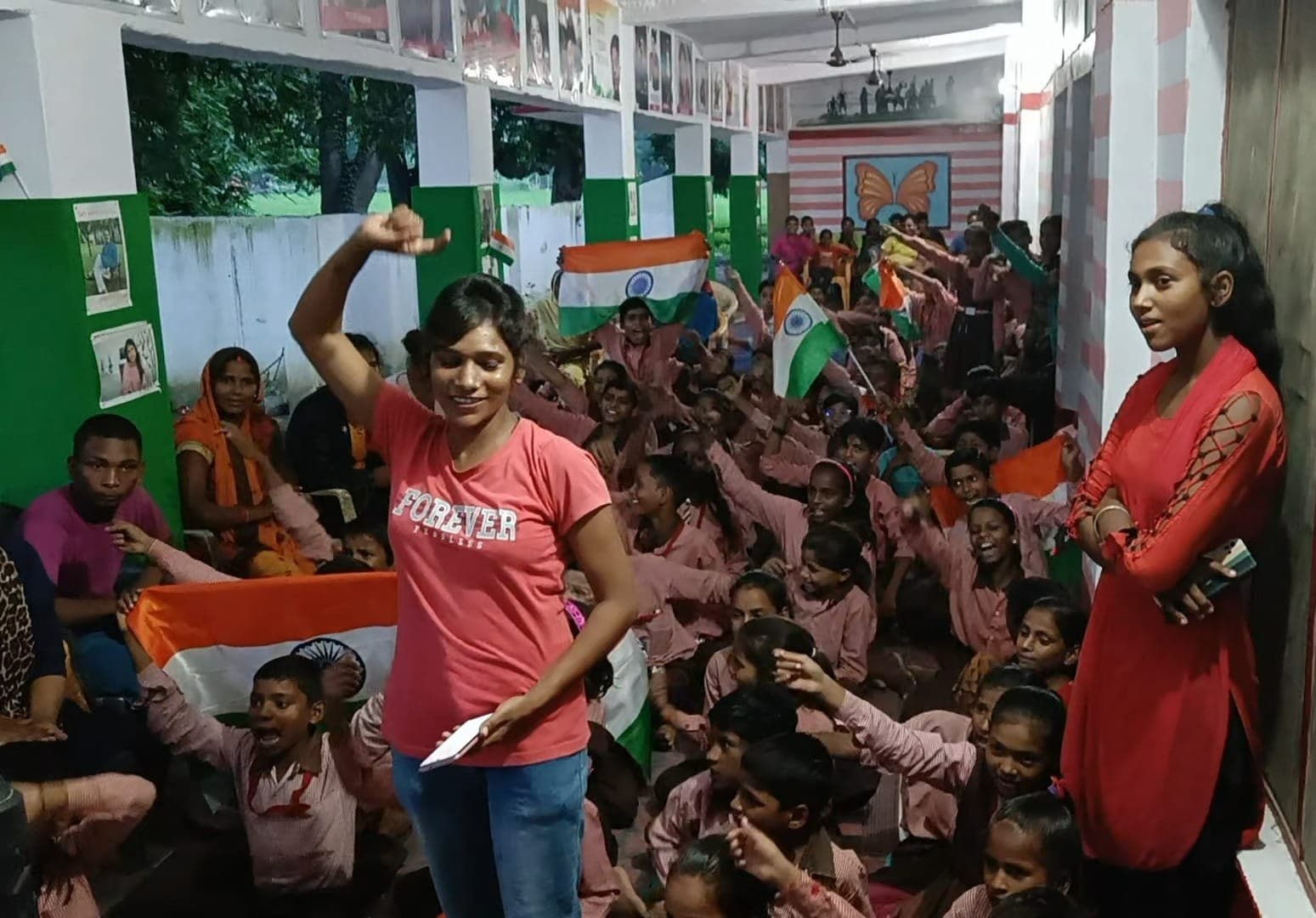 चंद्रयान-3 की सफलता से उठी उत्साह - देशभक्ति की लहर, सीएम आवास से लेकर अमेठी के यूपीएस अग्रेसर तक गूंजी जयकार