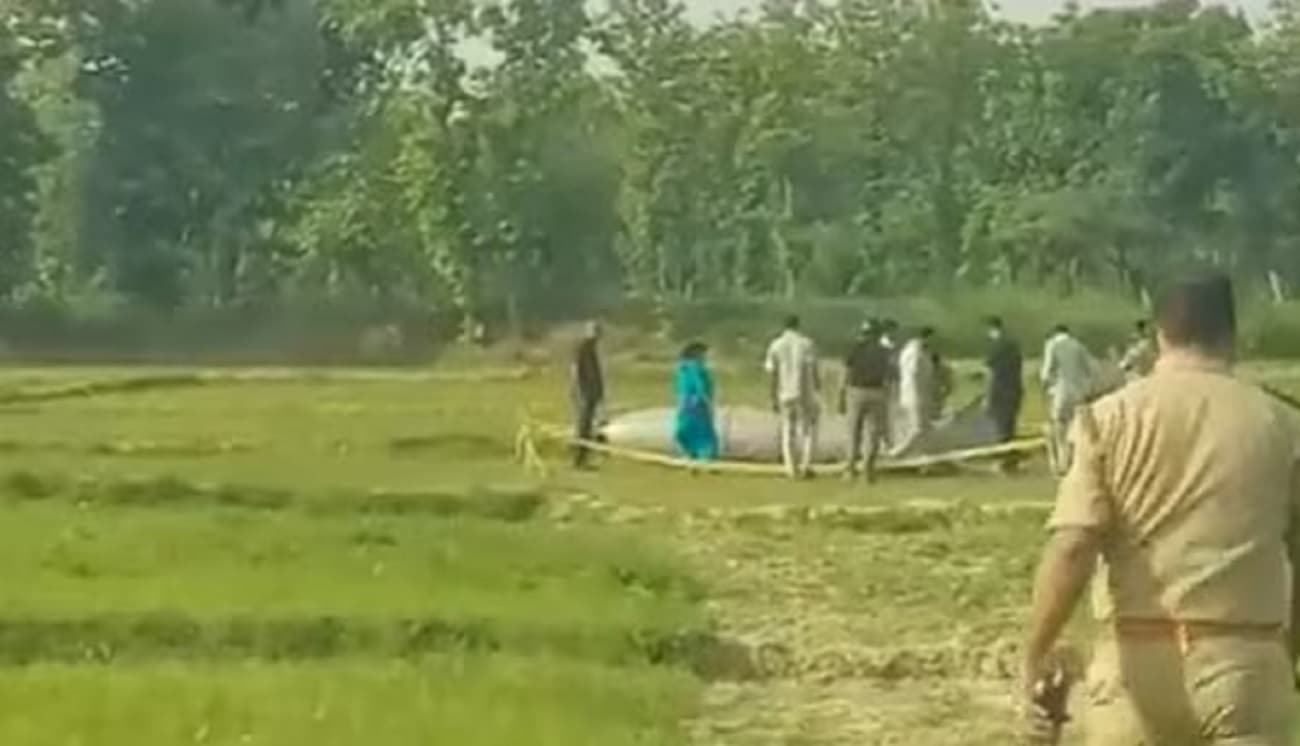 UP News : संत कबीरनगर  के एक खेत में गिरी मिसाइल जैसी दिखने वाली चीज, जानें फिर क्या हुआ