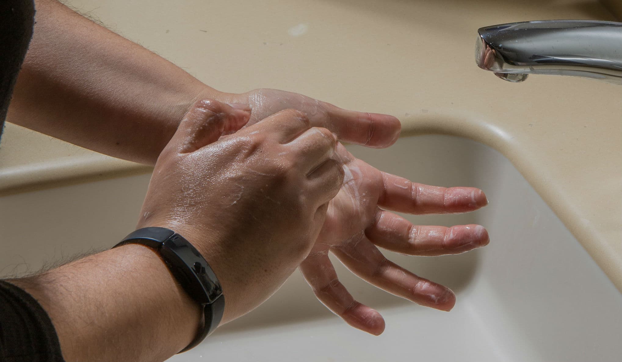 जानिए क्यों Corona से बचाव में कारगार है साबुन, सैनिटाइजर और गर्म पानी