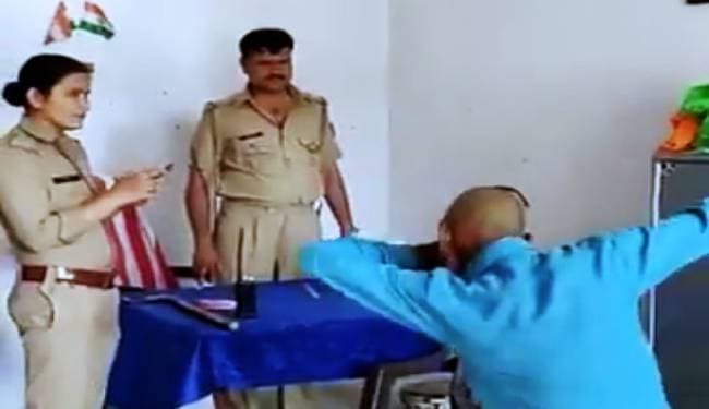 लॉकडाउन तोड़नेवाले युवक से पुलिस चौकी में कराया डांस, लोगों ने उठाये सवाल, प्रभारी लाइन हाजिर, ...देखें वीडियो